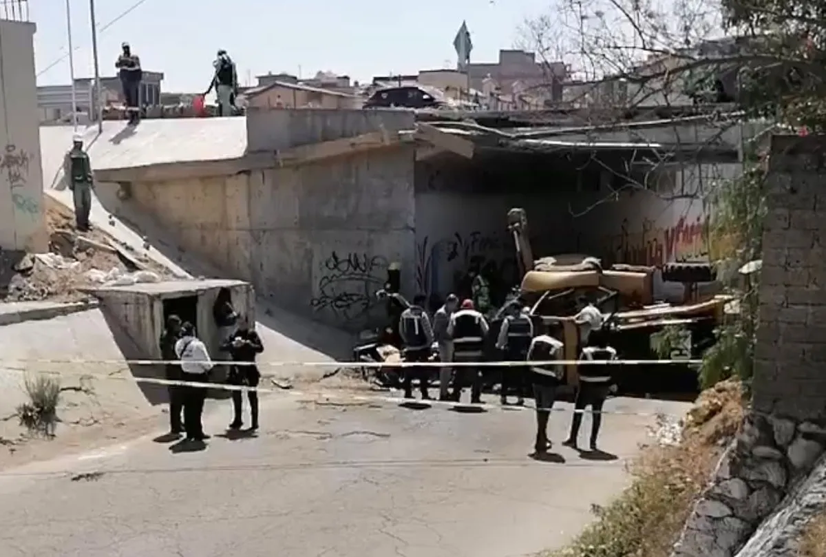 Cae retroexcavadora de puente sobre la autopista México-Pachuca