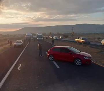 Bloquean carreteras México-Laredo e Ixmiquilpan-Progreso