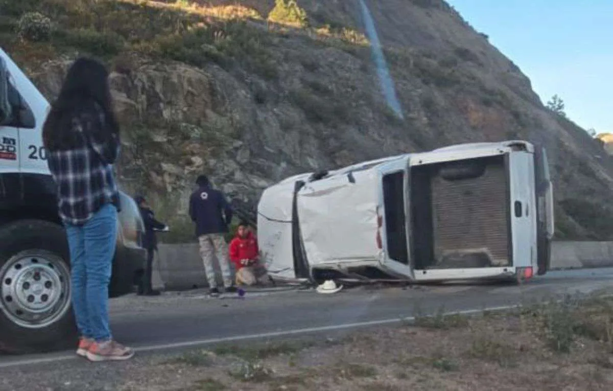 Vuelca camioneta en la bajada de Real del Monte; hay 3 lesionados