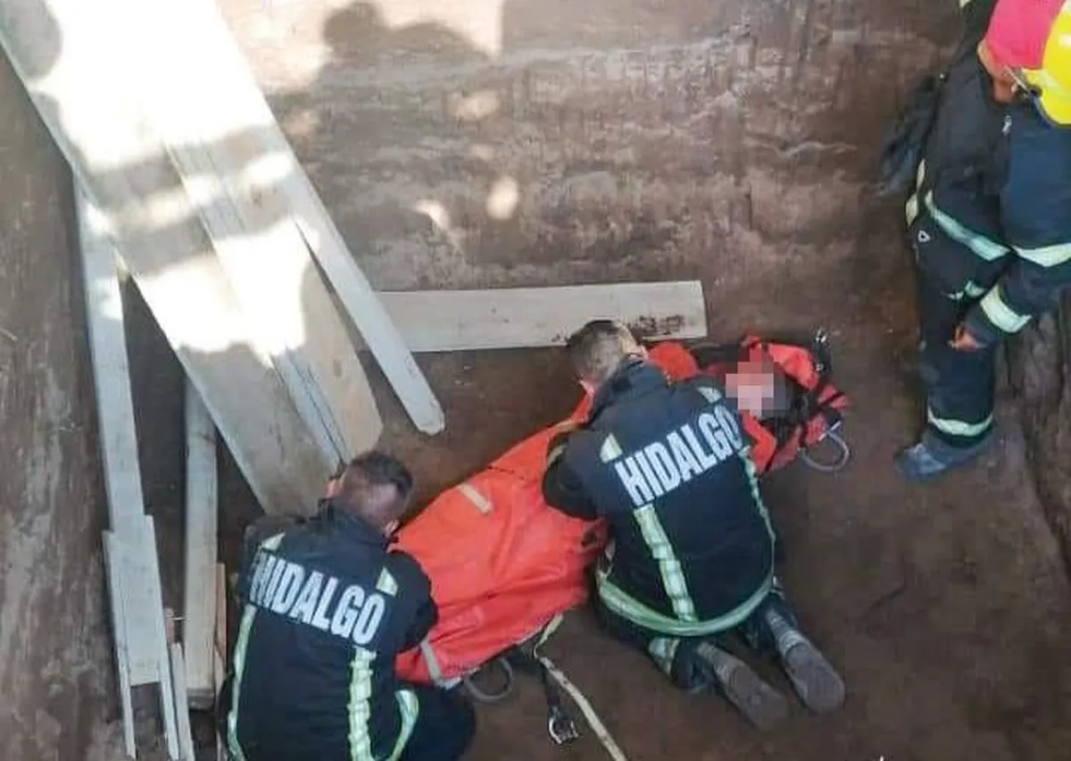 Rescatan a dos abuelitos que cayeron en una excavación en Pachuca