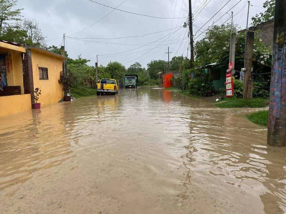 Derrumbe y desbordamiento afectan Atlapexco