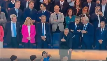 Florentino Pérez se emcara con aficionado en el Santiago Bernabéu