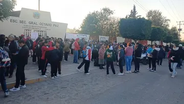 Padres de familia de Chilcuautla cierran secundaria por falta de maestros