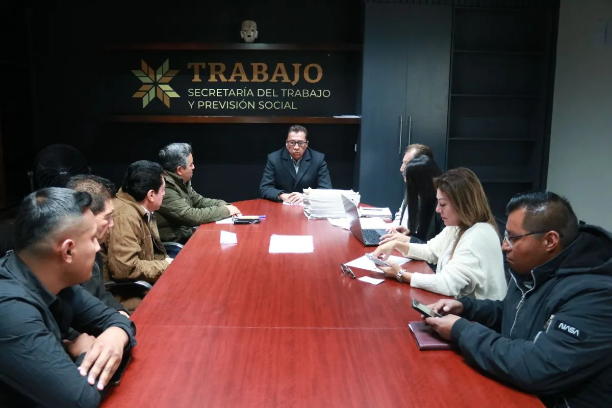 Extrabajadores de Huehuetla logran reunión con autoridades laborales tras protesta por despido injustificado