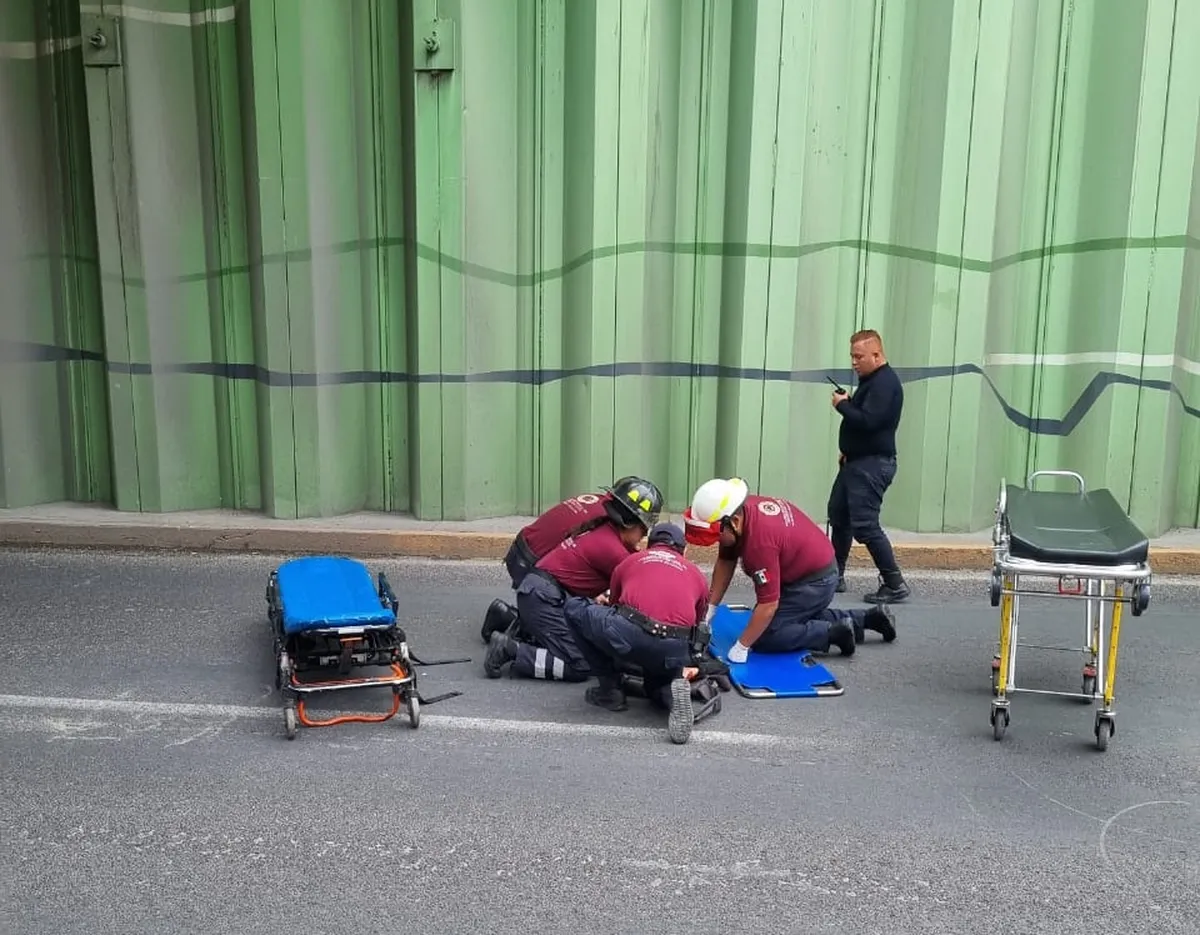 Actopan: cae joven desde un puente vehicular a paso a desnivel