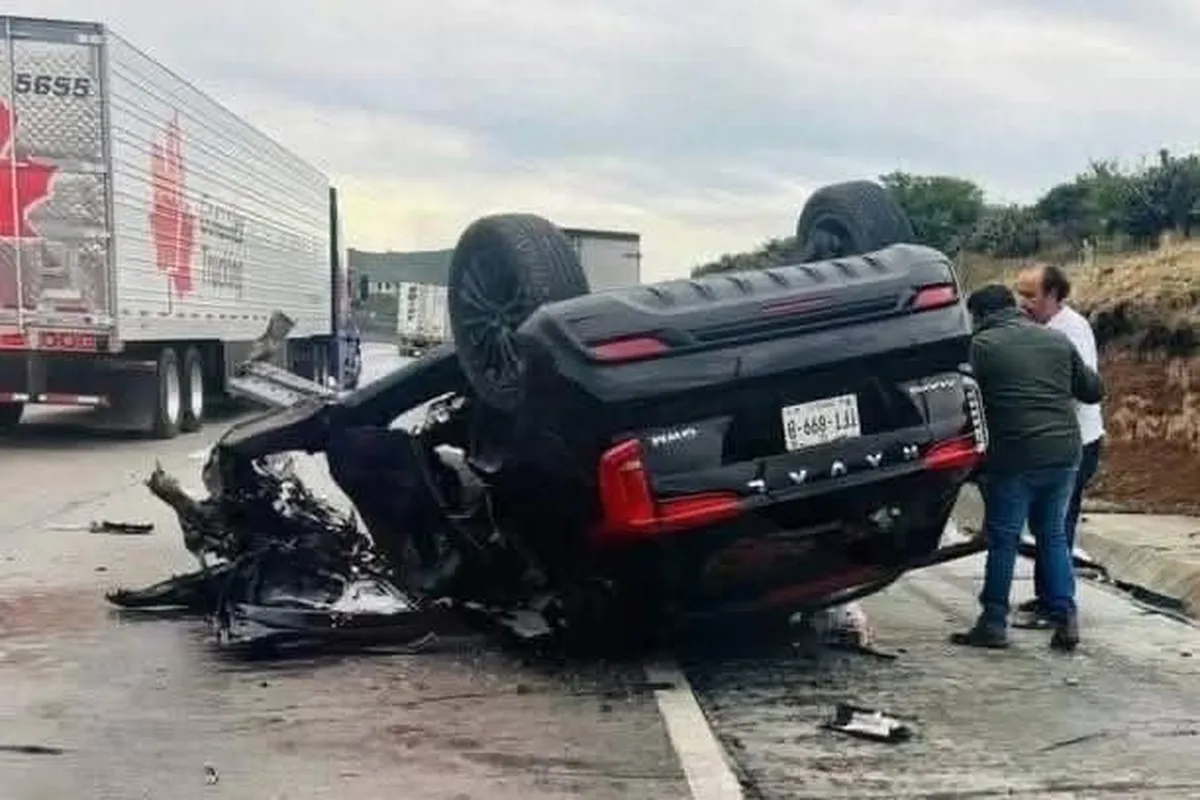 Fuerte volcadura en la autopista México–Querétaro