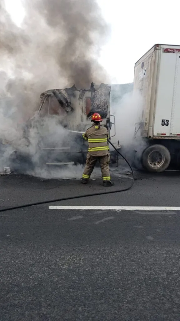 ¡Alerta en el Arco Norte! Tractocamión se incendia y provoca afectaciones viales
