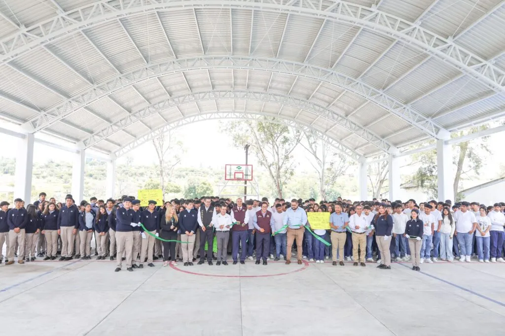 Natividad Castrejón entrega cancha techada en Conalep Tepeji