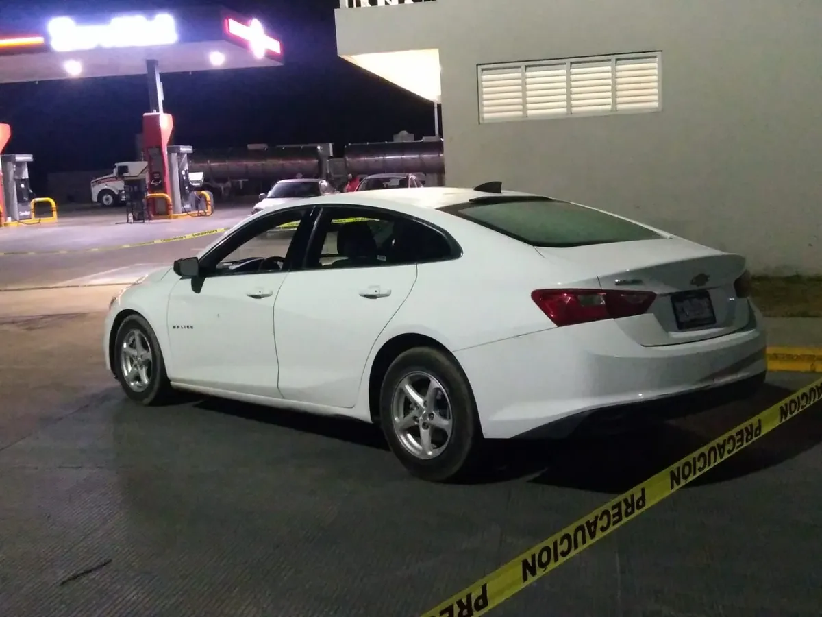 Balean a pareja dentro de su auto en Tula de Allende