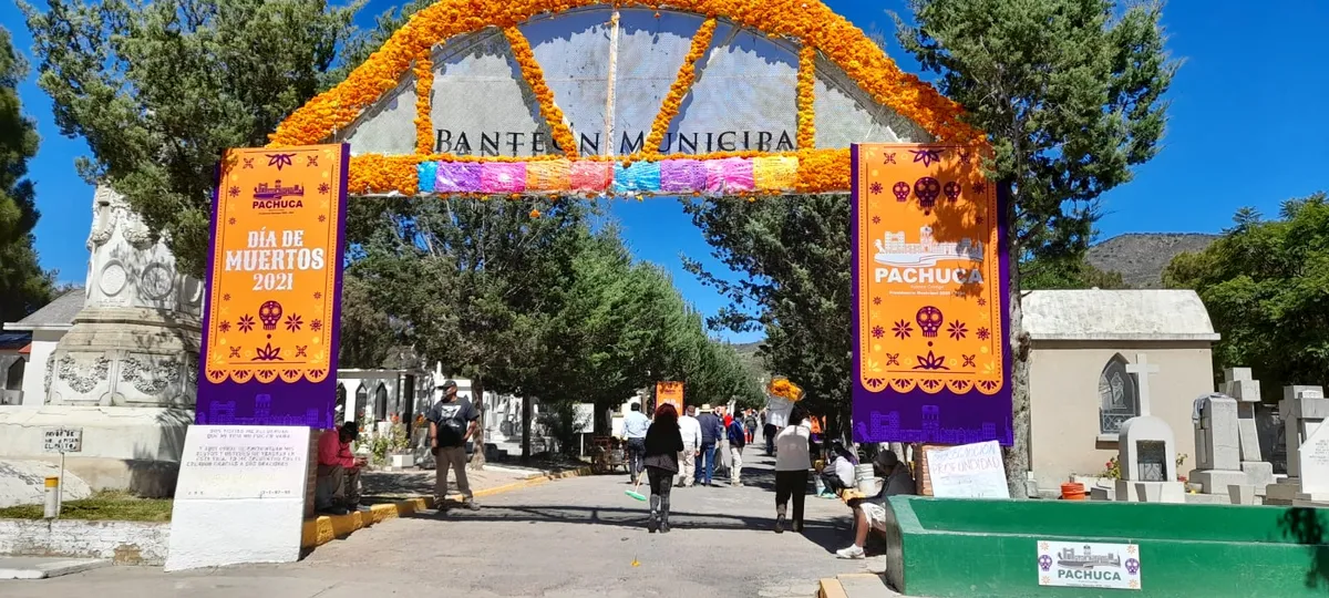 Así el primer día de celebración a los fieles difuntos en Panteón de Pachuca