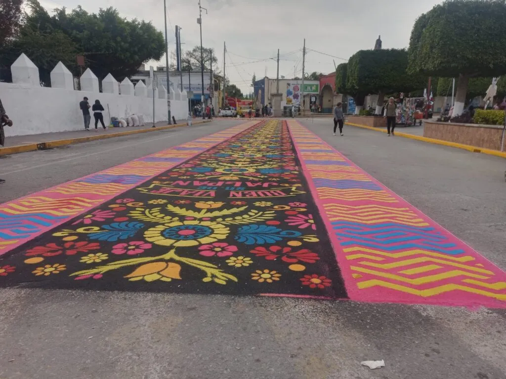 Ixmiquilpan: tapetes de colores y arcos florales en honor al Señor de Jalpan