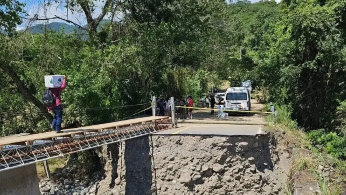 Continúan los trabajos para reconectar las localidades afectadas por lluvias en Hidalgo y Veracruz.