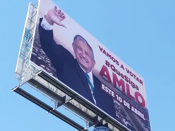 Aparecen lonas en Pachuca para promover que siga AMLO en el poder