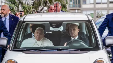 Papa Francisco regresando al Vaticano en automóvil después de hospitalización.