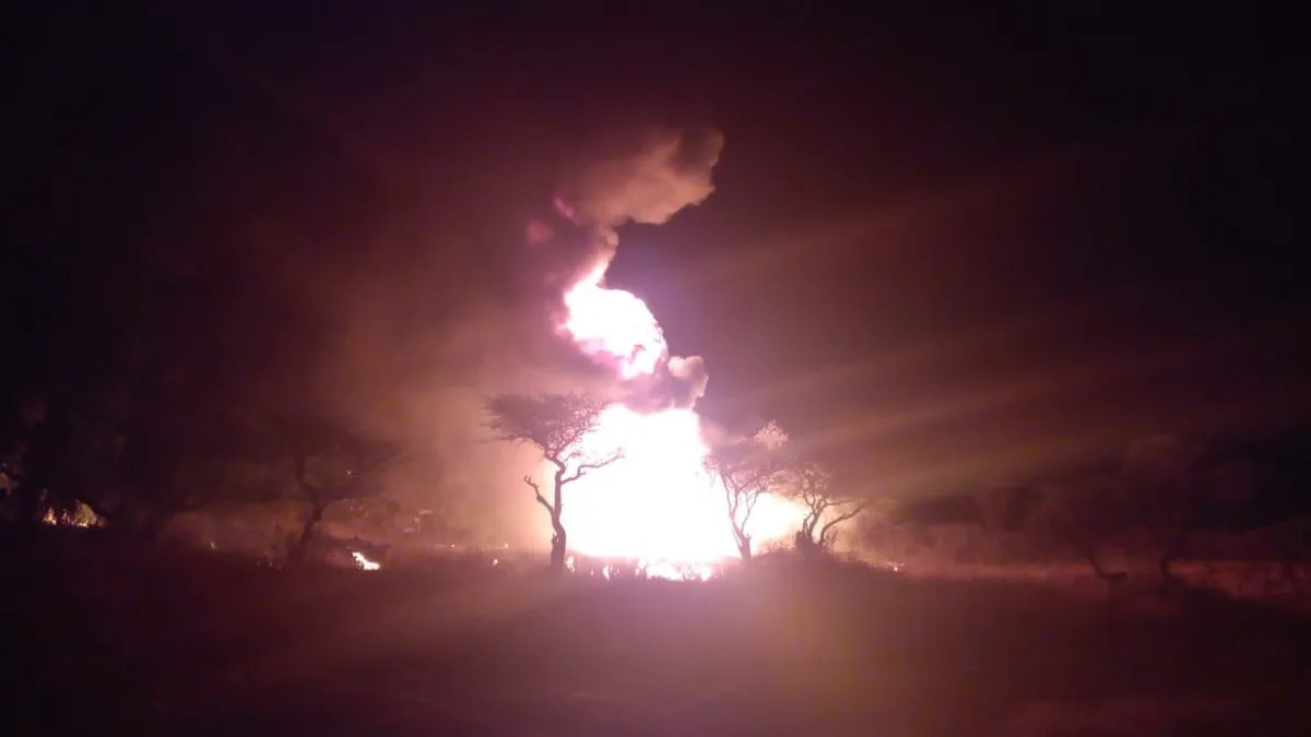 Se incendia camioneta para huachicol en Atotonilco de Tula