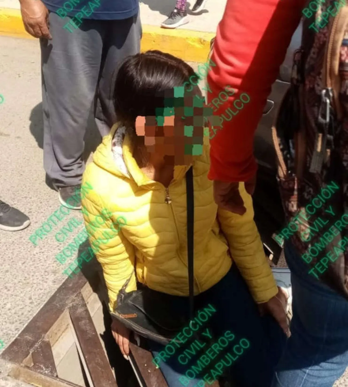 Rescatan a mujer que quedó atorada en una alcantarilla en Tepeapulco