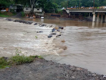 ¡Las lluvias volvieron a pegar! Un puente quedó sin paso y ya trabajan a contrarreloj para reabrir la circulación