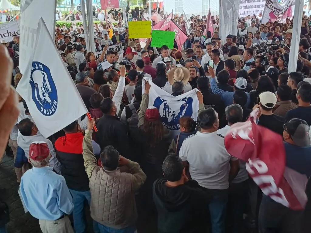 Tercer informe de Julio Menchaca: trabajadores de La Cruz Azul presentes en Tula