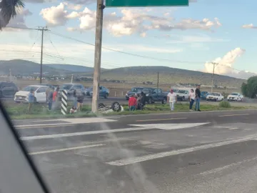 Auto vuelca en la México-Pachuca
