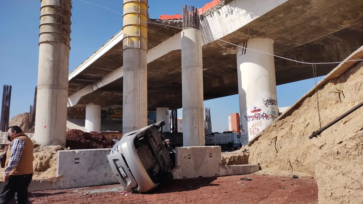 Cae vehículo de distribuidor vehicular en la México-Pachuca