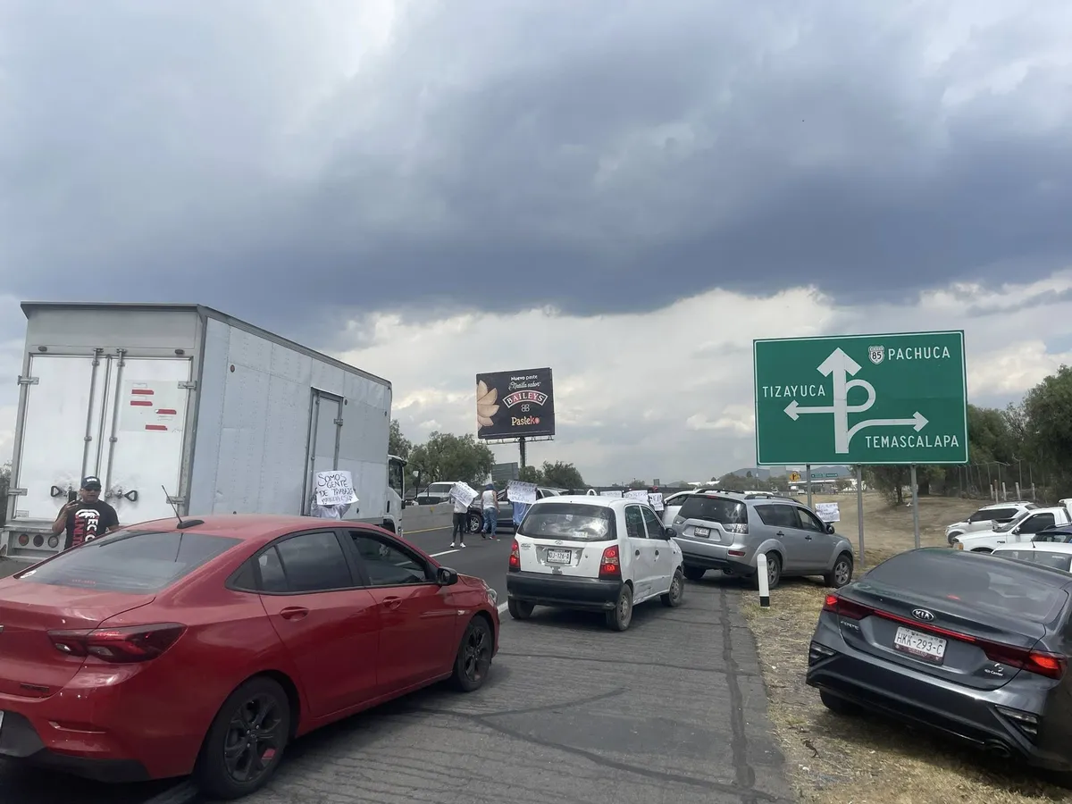 Bloquean la México-Pachuca a la altura de Tizayuca tras violento asalto a familia