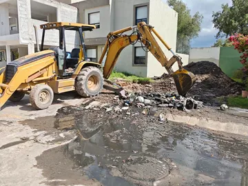 ¡Hasta una facia de auto! Sacan 4 toneladas de basura de dren pluvial en Tizayuca