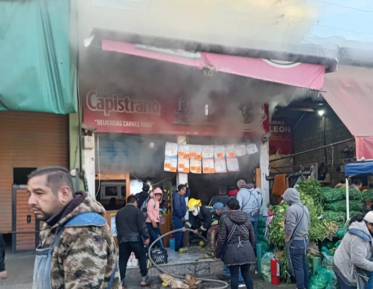 Tulancingo: se incendia local en la central de abastos Pifsal