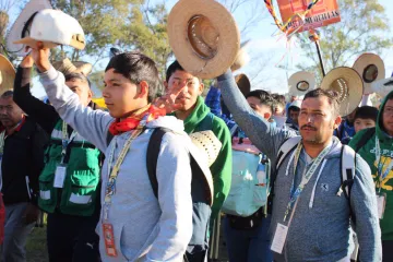 VIDEO| Peregrinos recrean el remo vikingo de Erling Haaland durante su paso por Tepeji del Río