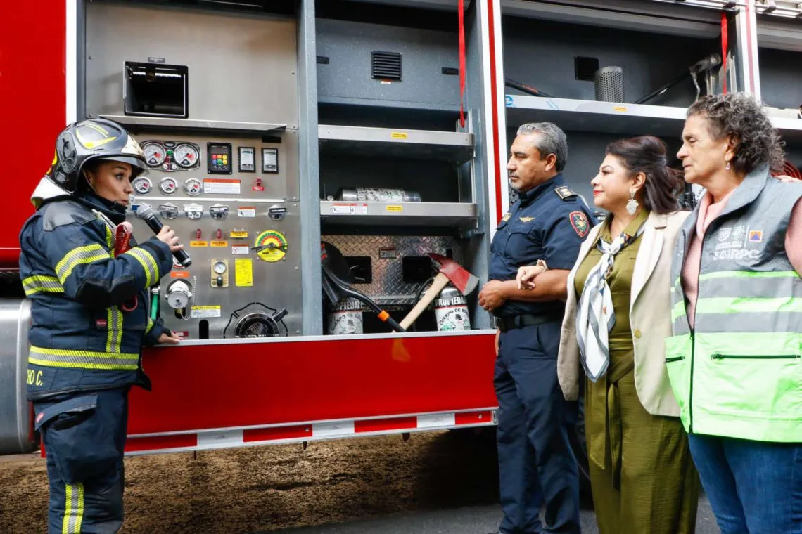 Brugada refuerza labor de Bomberos; entrega 11 unidades de emergencia