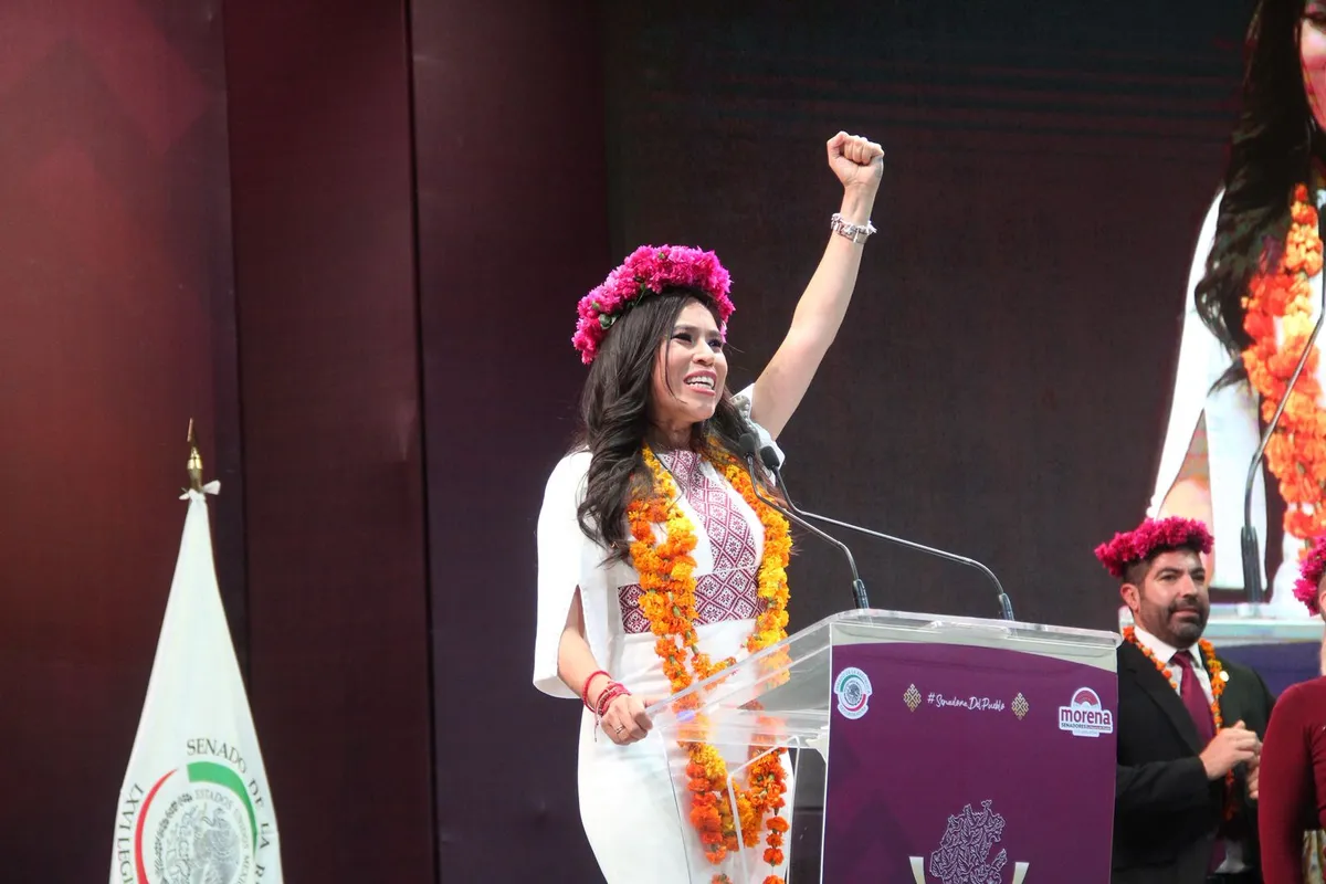 Simey Olvera rompe esquemas y rinde su primer informe legislativo en Pachuca