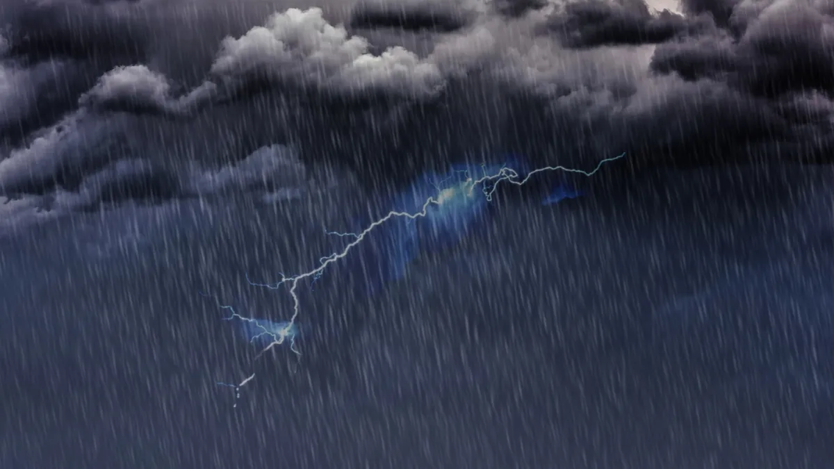 Nubes de tormenta sobre ciudad con lluvia intensa