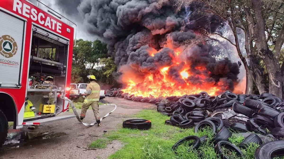 Incendio consume depósito de llantas en Tepeji del Río
