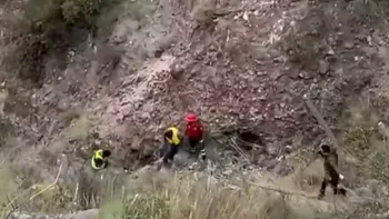 Camioneta cae a barranco en Zimapán