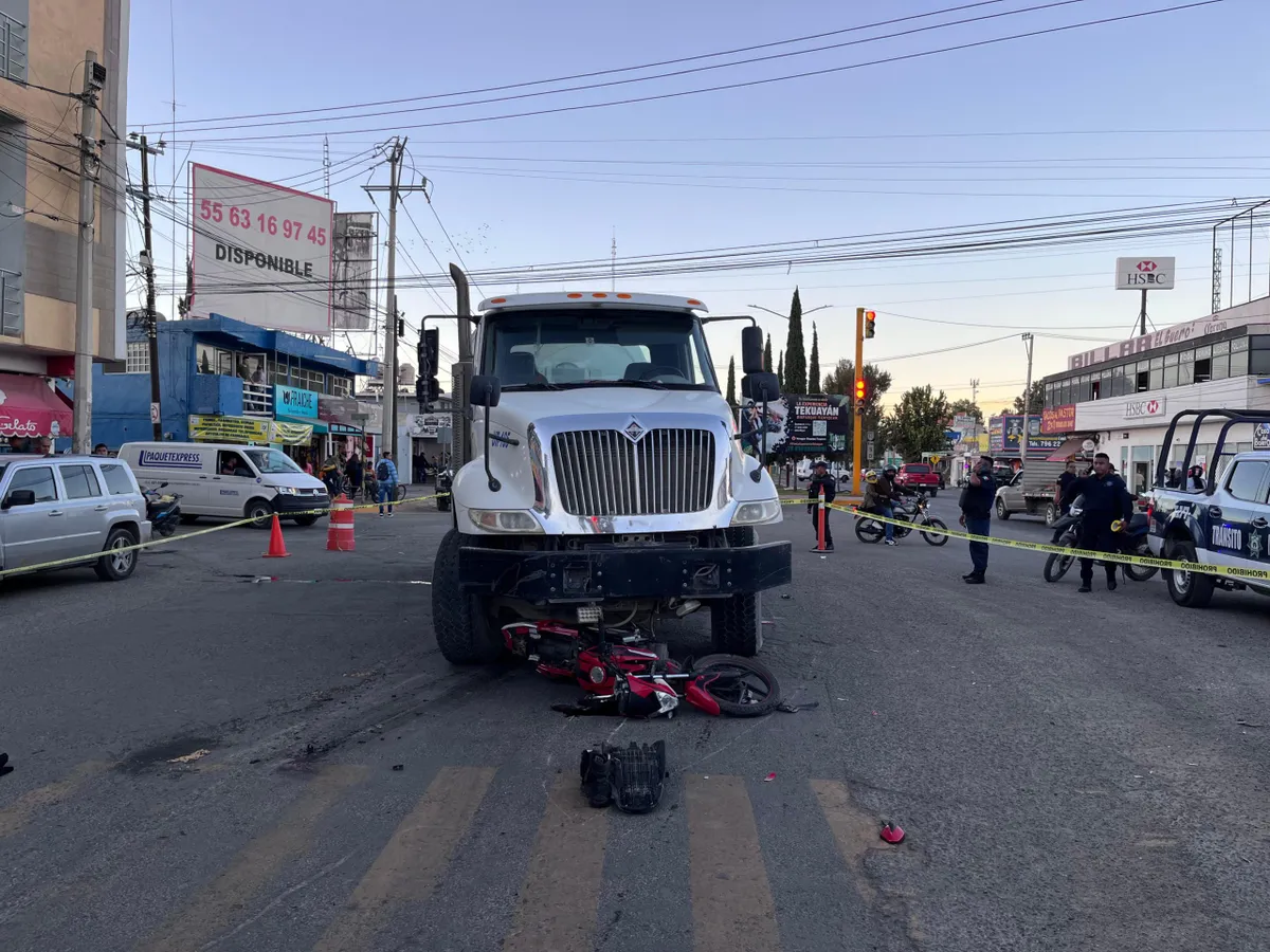 Tizayuca: muere policía atropellado por camión revoldera