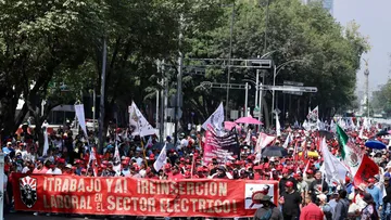 Miles de trabajadores tomaron el Centro Histórico para pedir una reforma laboral que acorte la jornada semanal.