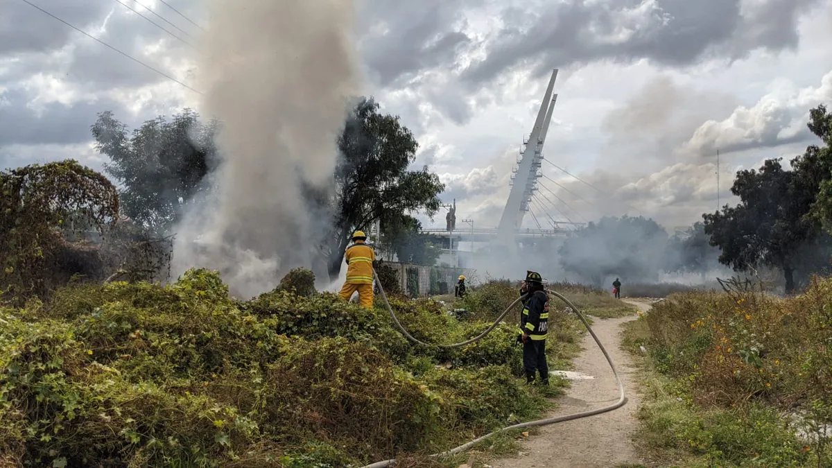 Se registra incendio cerca del Puente Atirantado en Pachuca