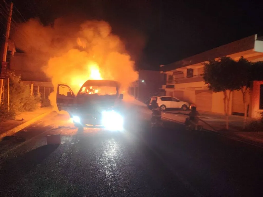 Camioneta calcinada en Pachuca