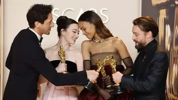 Sean Baker y el equipo de Anora tuvieron un arrollador triunfo en los Oscar 2025, llevándose 5 premios clave. ¡Un hito en la historia del cine!