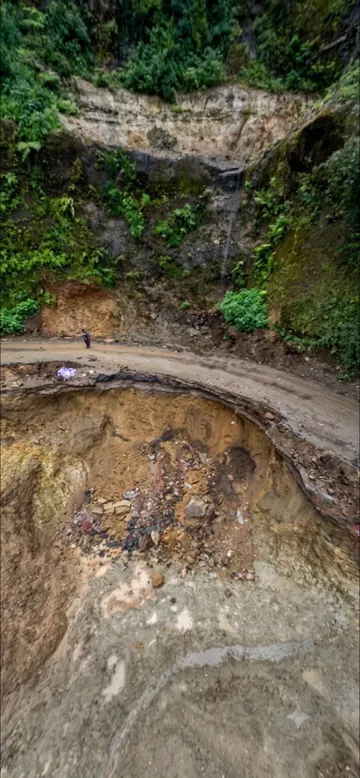 Continúan labores de supervisión y retiro de material en la carretera Tenango-Metepec