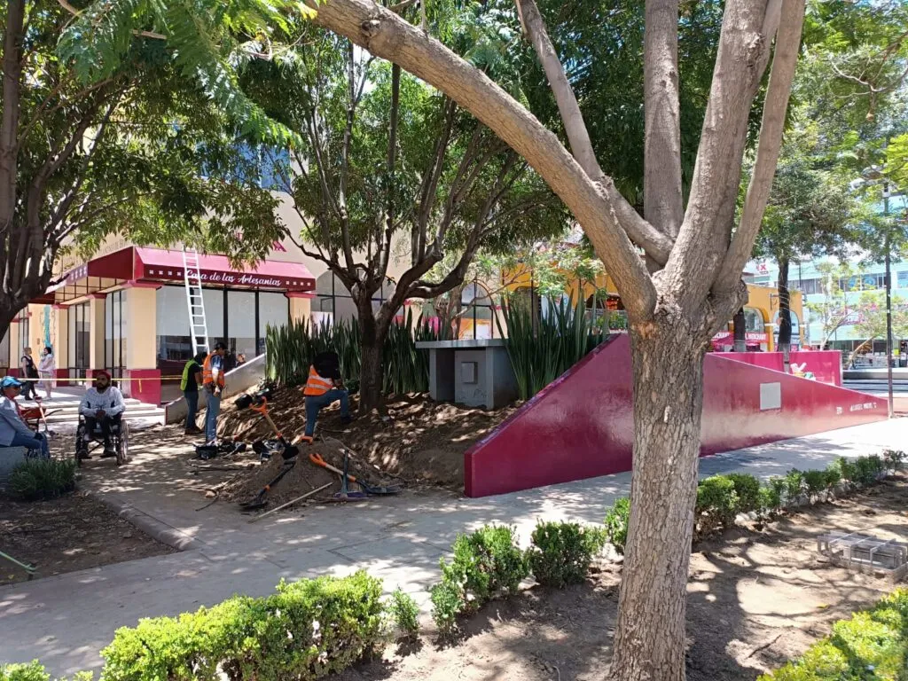Pintan de guinda el Centro Cultural Ricardo Garibay en Tulancingo; restringen acceso