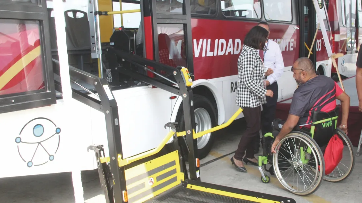 Autobús de la Ruta de los Hospitales en Hidalgo equipado con elevador para sillas de ruedas.