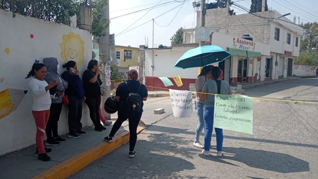 Padres cierran escuela en Tula y exigen cambio de directora