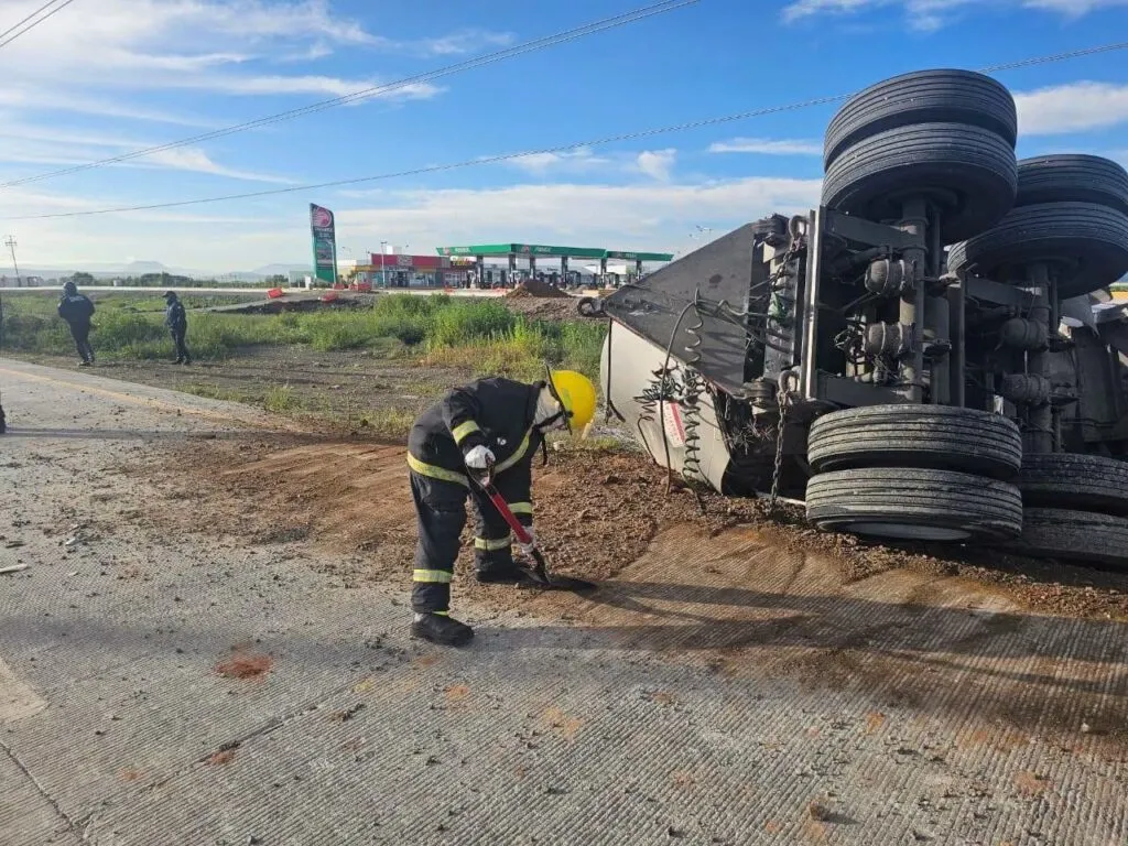 Caos vial por volcadura de pipa en ambos sentidos del bulevar Las Torres
