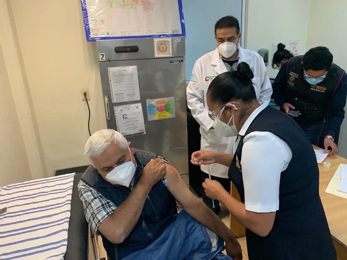 A un año de la primera vacuna covid para adultos mayores, 33% aún no recibe refuerzo