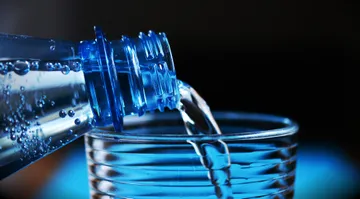El agua embotellada, llena de microplásticos