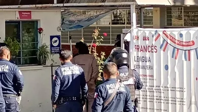 Patrullas de la Policía Municipal afuera de la Preparatoria 2 de la UAEH