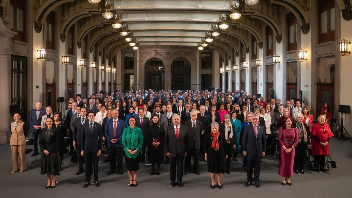 AMLO pide a diplomáticos defender a mexicanos en el exterior