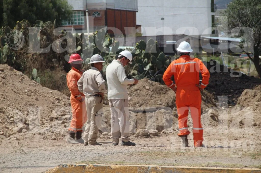 Controlan fuga de petróleo en Santiago Tlapacoya; reportan avance del 90%