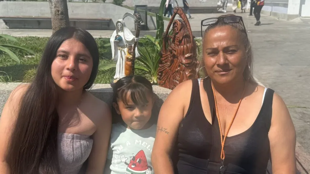 Cientos de creyentes conmemoran el Día de la Santa Muerte en Pachuca