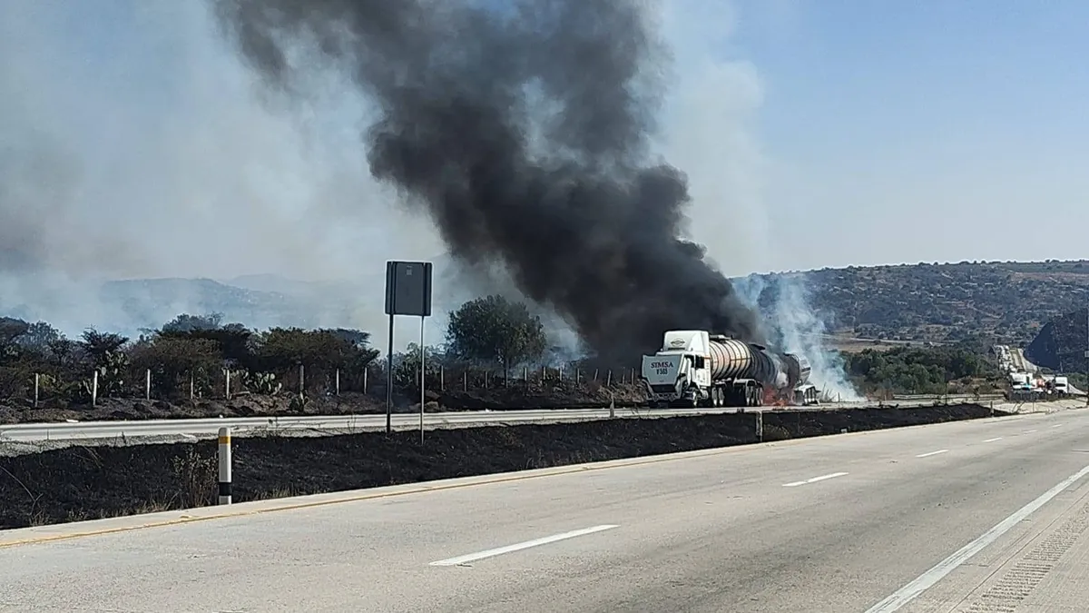Incendio de tráiler tras accidente en la Autopista Arco Norte.